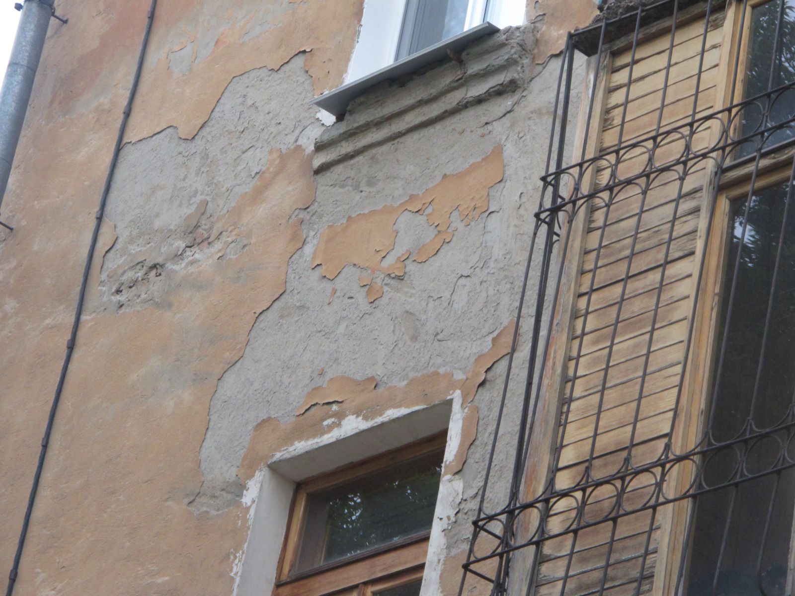 Трещина на фасаде дома. Трещины на фасаде. Трещина в здании. Трещины на фасадах зданий. Разрушение фасада здания.